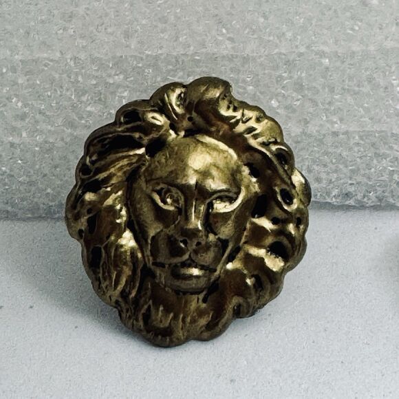 LARGE 3-D Vintage NOBLE LION HEADS Italian-Esque Matte Gold Clip-On Earrings - Picture 2 of 3